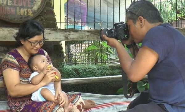Didit menfoto anaknya Alhamdulillah Rejeki Hari Ini, Minggu (9/2/2020) (Foto:iNews/Trisno Purwoko)