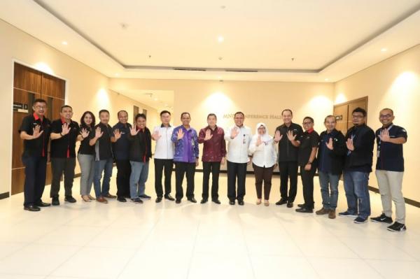 Executive Chairman MNC Group Hary Tanoesoedibjo (HT) berfoto bersama Ketua KPK Firli Bahuri beserta rombongan di iNews Tower, Jakarta, Senin (10/2/2020). (Foto: iNews.id/MNC Media)