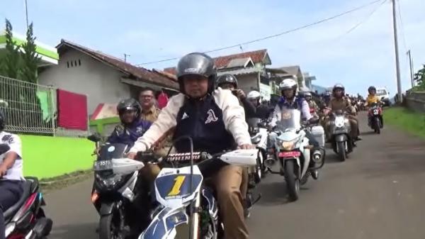 Bupati Bandung Barang Aa Umbara pakai motor, Senin (10/2/2020) (Foto:iNews/Yuwono)