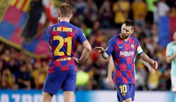 Frenkie De Jong dan Lionel Messi (Foto: Forbes)