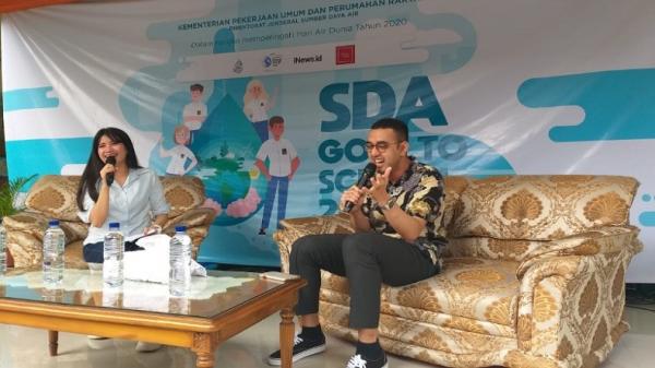 Petugas damkar Kota Medan saat memadamkan kebakaran dua bangunan kios warung di Jalan Seksama Ujung, Selasa (11/2/2020).  (Foto: iNews / Ahmad Ridwan Nasution)