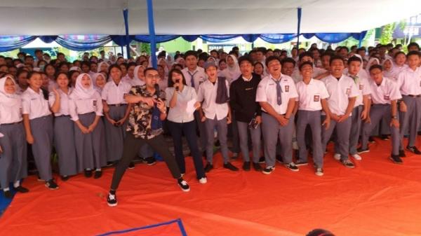 Petugas damkar Kota Medan saat memadamkan kebakaran dua bangunan kios warung di Jalan Seksama Ujung, Selasa (11/2/2020).  (Foto: iNews / Ahmad Ridwan Nasution)