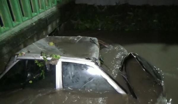 Mobil terendam banjir Mobil terendam banjir, Selasa (11/2/2020) (Foto:iNews/Deni Irwansyah)