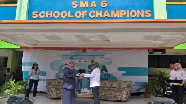 SDA masuk ke dis sekolah Kepala SMAN 6 Jakarta Helmi Rosana (kiri) dan Kepala Subbagian Hukum dan Komunikasi Publik Ditjen SDA Citra Fara Agnestasia di acara SDA Goes to School, Selasa (11/2/2020). (Foto: iNews.id/Yudhistiro Pranoto).
