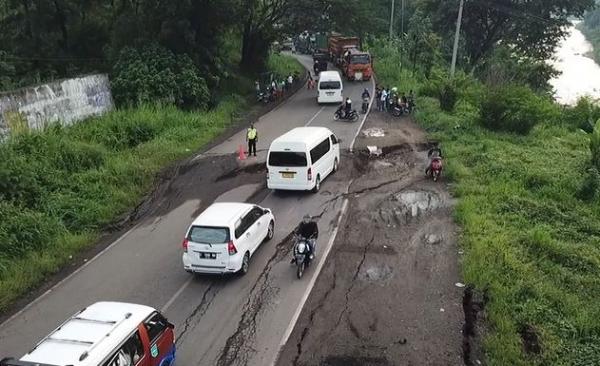 Jalan yang ambles di Sumedang, Rabu (12/2/2020) (Foto:iNews/ Beben Hva)