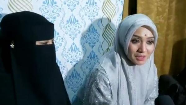 Istri pertama dan kedua Abah Hafi Istri pertama dan kedua Abah Hafi, Kamis (13/2/2020) (Foto:iNews/Acep Muslim)