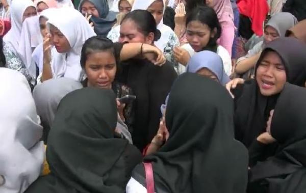 Siswi SMA N 12 Bekasi menangis, Kamis (13/2/2020) (Foto:iNews/Rahmat Hidayat)