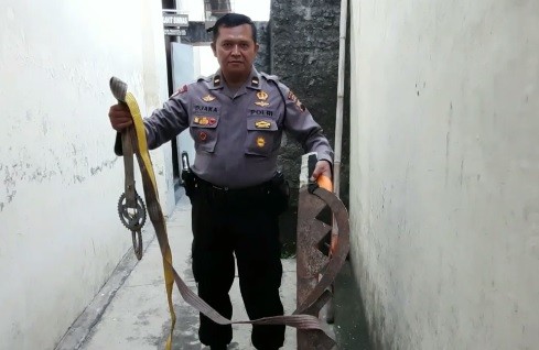 Petugas Polsek Boyolali menyita sejumlah senjata tajam dari para pelajar yang hendak tawuran. (Foto: iNews/Tata Rahmanta)