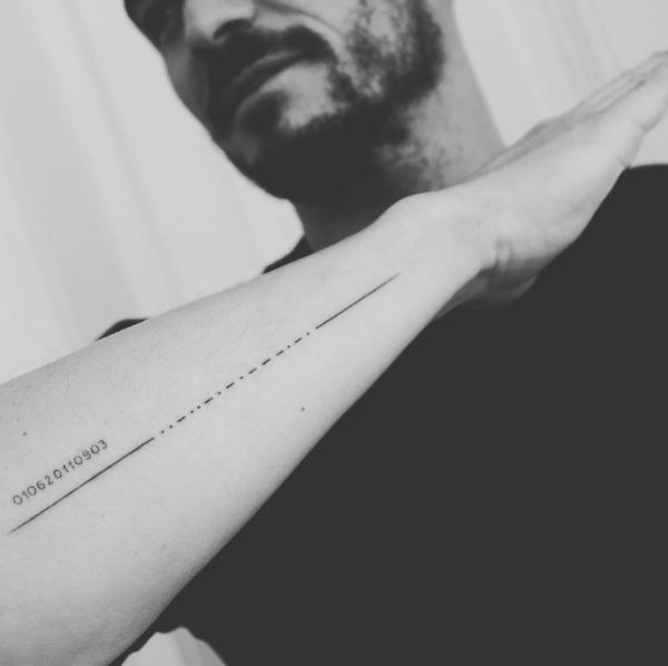 Orlando Bloom tato nama anak pakai sandi morse. (Foto: Instagram).