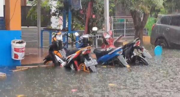 Banjir di Sukmajaya Depok, Jumat (14/2/2020) (Foto:iNews/Iyung Rizky)