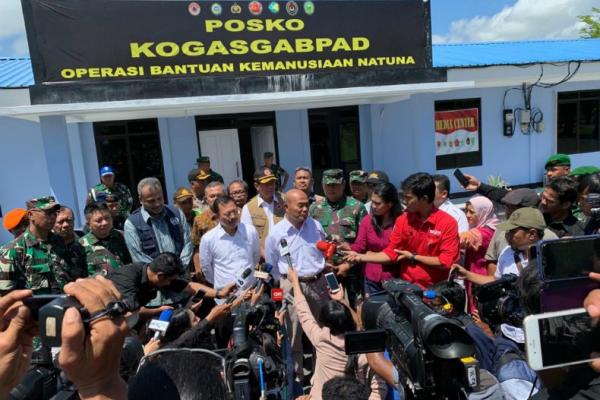 Menko PMK Muhadjir Effendy sebelum melepas 238 WNI ke kampung halamannya masing-masing di Natuna, Kepulauan Riau, Sabtu (15/2/2020). (Foto: ist)