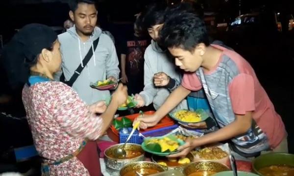 Anak muda makan Wudung Gengster di Cianjur, Sabtu (15/2/2020) (Foto:iNews/Andi Ichsyan)