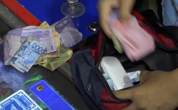 Barang bukti uang hasil judi dan narkoba, Sabtu (15/2/2020) (Foto:iNews/Adi Palapa Harahap)