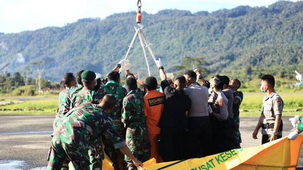 evakuasi 12 jenazah korban jatuhnya heli1 Proses evakuasi jenazah korban kecelakaan Helikopter Mi-17 yang jatuh di Pegunungan Mandala, Distrik Oksop, Kabupaten Pegunungan Bintang, Papua.
