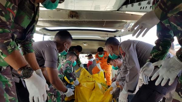 evakuasi jenazah korban jatuhnya heli10 Proses evakuasi jenazah korban kecelakaan Helikopter Mi-17 yang jatuh di Pegunungan Mandala, Distrik Oksop, Kabupaten Pegunungan Bintang, Papua.