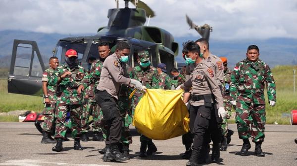 evakuasi jenazah korban jatuhnya heli2 Proses evakuasi jenazah korban kecelakaan Helikopter Mi-17 yang jatuh di Pegunungan Mandala, Distrik Oksop, Kabupaten Pegunungan Bintang, Papua.