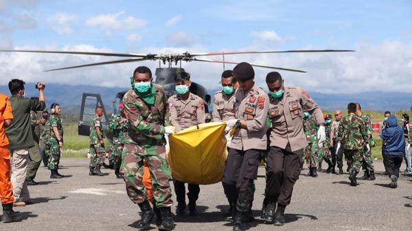 evakuasi jenazah korban jatuhnya heli3 Proses evakuasi jenazah korban kecelakaan Helikopter Mi-17 yang jatuh di Pegunungan Mandala, Distrik Oksop, Kabupaten Pegunungan Bintang, Papua.
