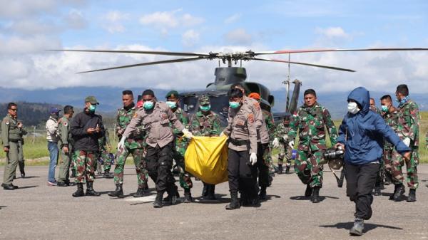 evakuasi jenazah korban jatuhnya heli4 Proses evakuasi jenazah korban kecelakaan Helikopter Mi-17 yang jatuh di Pegunungan Mandala, Distrik Oksop, Kabupaten Pegunungan Bintang, Papua.