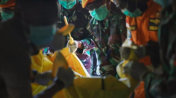 evakuasi jenazah korban jatuhnya heli8 Proses evakuasi jenazah korban kecelakaan Helikopter Mi-17 yang jatuh di Pegunungan Mandala, Distrik Oksop, Kabupaten Pegunungan Bintang, Papua.