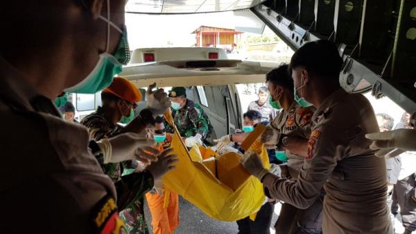 evakuasi jenazah korban jatuhnya heli9 Proses evakuasi jenazah korban kecelakaan Helikopter Mi-17 yang jatuh di Pegunungan Mandala, Distrik Oksop, Kabupaten Pegunungan Bintang, Papua.