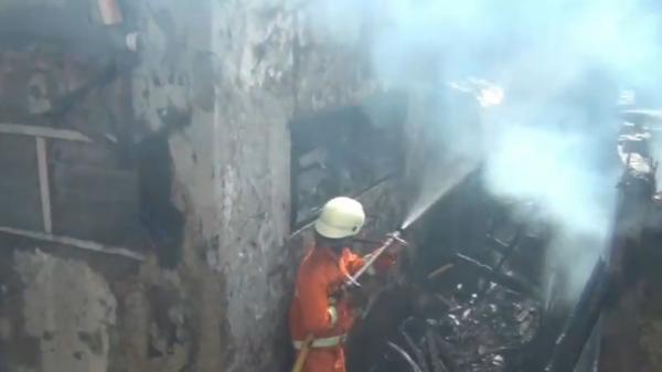 Kebakaran di kawasan Mangga Besar, Jakarta Barat menghanguskan puluhan rumah kontrakan dan bangunan sekolah, Sabtu (15/2/2020). (Foto: iNews/ Miftahul Ghani).