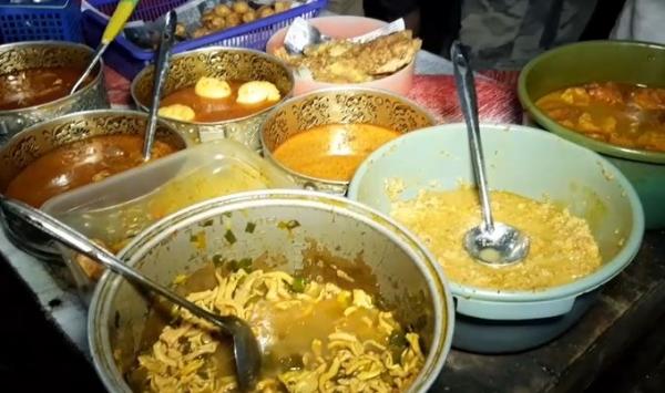 Lauk pauk nasi uduk, Sabtu (15/2/2020) (Foto:iNews/Andi)