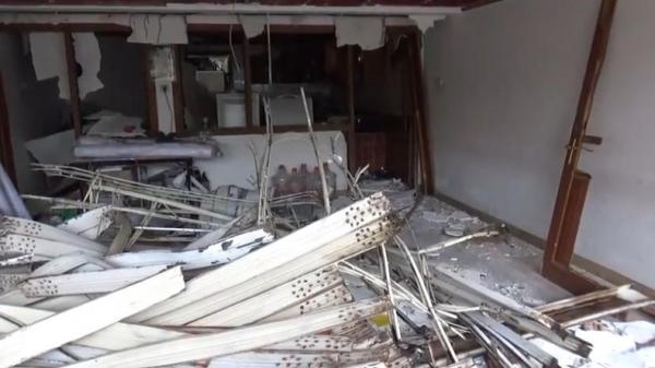 ledakan elpiji di rumah mewah surabaya2 Kondisi dapur, garasi, mobil di sebuah rumah mewah di Surabaya, Jatim, hancur akibat ledakan tabung gas, Sabtu (15/2/2020). (Foto: iNews/Hari Tambayong)