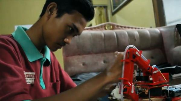 Agung Budi Wibowo (18) warga Purworejo, Jawa Tengah (Jateng) pencipta Egg filling robot. (Foto: iNews/Joe Hartoyo)