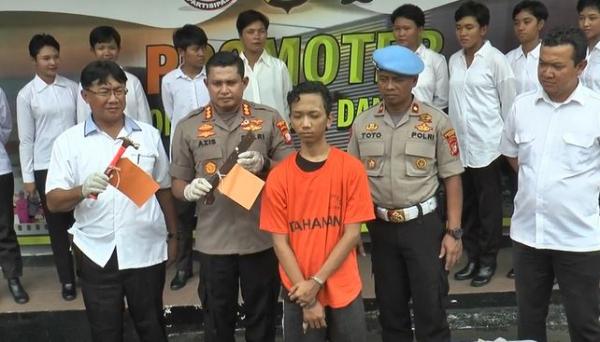 Afif bersama Kapolres Metro Depok Azis Andriansyah (kiri), (Foto: iNews/Iyung Rizki)