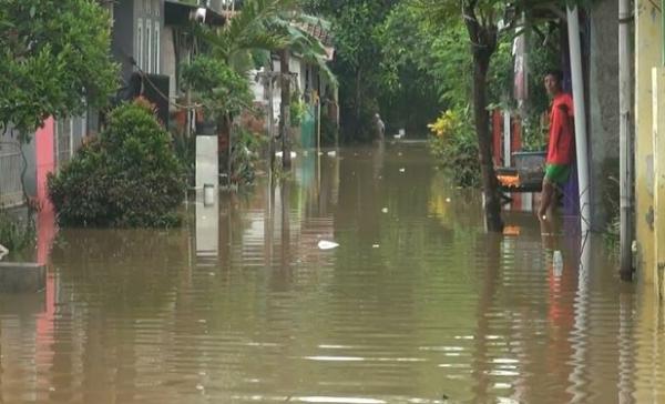 Banjir rencam Perumahan Bumi Indah di Cikampek Karawang, Senin (17/2/2020) (Foto: iNews/Fachruddin)