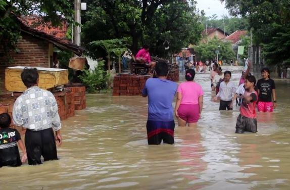Banjir rendam rumah warga di Cirebon, Senin (17/2/2020) (Foto: iNews/Toiskandar)