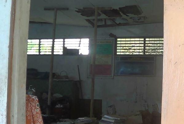 Kondisi memprihatikan ruangan SDN Sawangan, Senin (17/2/2020) (Foto: iNews/Iyung Rizki)