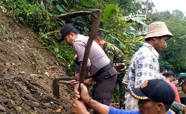 Polisi dan TNI bersihkan material longsor Polisi dan TNI bersihkan material longsor, Senin (17/2/2020) (Foto: iNews/Zeni Johadi)