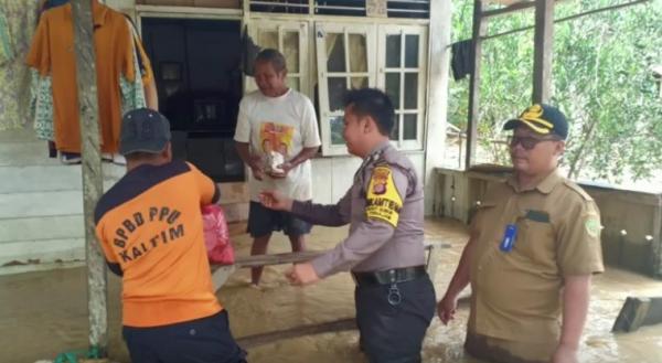 Petugas BPBD mendistribusikan bantuan makanan ke warga korban banjir di Penajam Paser Utara, Kaltim, Selasa (18/2/2020). (Foto: iNews/Mukmin Azis)