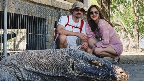 Ashraf dan BCL berfoto dengan Komodo (Foto: akun Instagram @ashrafsinclair)