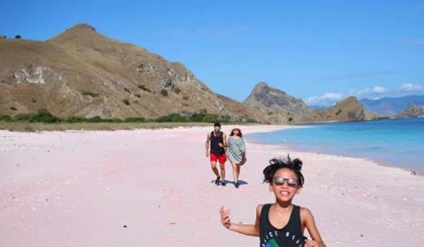 Ashraf dan BCL di Pantai Pink (Foto: akun Instagram @ashrafsinclair)