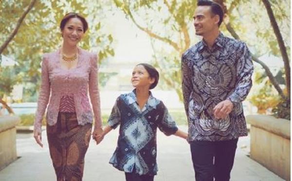 Ashraf Sinclair pakai kebaya (Foto: Akun Instagram @ashrafsinclair)