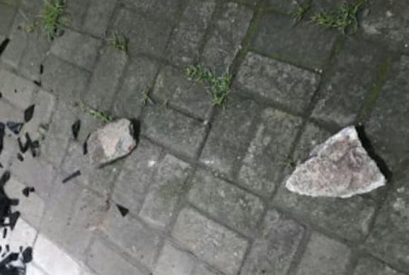 Batu yang digunakan untuk melempar, Selasa (18/2/2020) (Foto: istimewa)