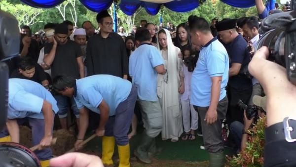 Suasana pemakaman almarhum Ashraf Sinclair di San Diego Hills Memorial Park Karawang, Jabar, Selasa (18/2/2020). (Foto: iNews/Mohammad Fachruddin)