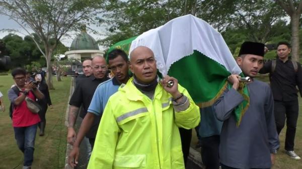 Suasana pemakaman almarhum Ashraf Sinclair di San Diego Hills Memorial Park Karawang, Jabar, Selasa (18/2/2020). (Foto: iNews/Mohammad Fachruddin)
