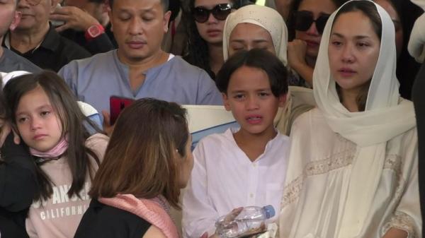 BCL dan putranya Noah Sinclair saat pemakaman almarhum Ashraf Sinclair di San Diego Hills Memorial Park Karawang, Jabar, Selasa (18/2/2020). (Foto: iNews/Mohammad Fachruddin)