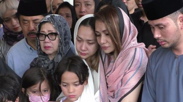 BCL dan keluarga besar saat pemakaman almarhum Ashraf Sinclair di San Diego Hills Memorial Park Karawang, Jabar, Selasa (18/2/2020). (Foto: iNews/Mohammad Fachruddin)