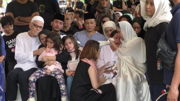 BCL memeluk Noah Sinclair yang menangis saat pemakaman sang ayah. (Foto: iNews/Mohammad Fachruddin)