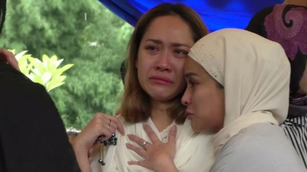 BCL saat pemakaman almarhum Ashraf Sinclair di San Diego Hills Memorial Park Karawang, Jabar, Selasa (18/2/2020). (Foto: iNews/Mohammad Fachruddin)