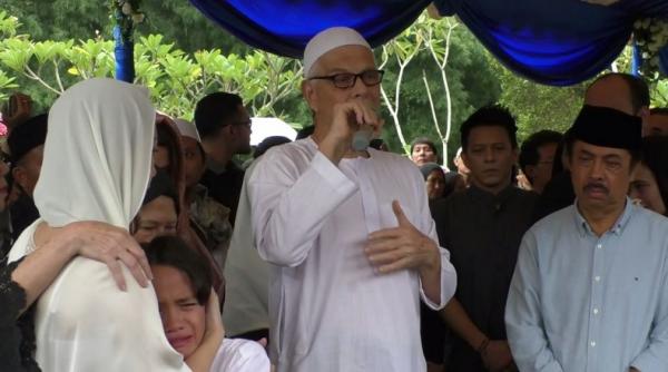 Ayah almarhum Ashraf Sinclair saat menyampaikan kata-kata mengenang putranya di San Diego Hills Memorial Park Karawang, Jabar, Selasa (18/2/2020). (Foto: iNews/Mohammad Fachruddin)