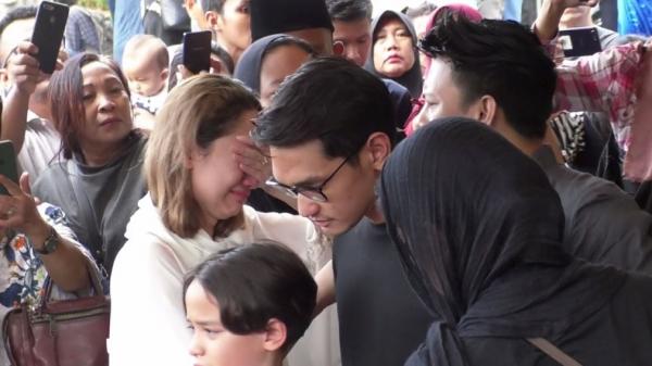 Afgan turut hadir saat pemakaman almarhum Ashraf Sinclair di San Diego Hills Memorial Park Karawang, Jabar, Selasa (18/2/2020). (Foto: iNews/Mohammad Fachruddin)