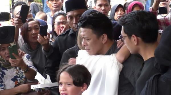 Ariel Noah memeluk BCL saat pemakaman almarhum Ashraf Sinclair di San Diego Hills Memorial Park Karawang, Jabar, Selasa (18/2/2020). (Foto: iNews/Mohammad Fachruddin)