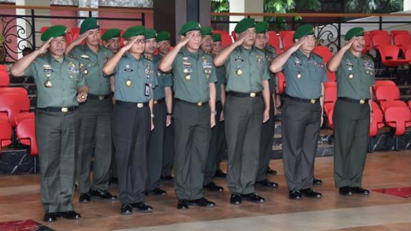 Kepala Staf Angkatan Darat (KSAD) Jenderal TNI Andika Perkasa menerima laporan korps kenaikan pangkat Mayjen TNI Kasim Genawi dan 16 Perwira Tinggi (Pati) TNI AD lainnya. (Foto: Istimewa).