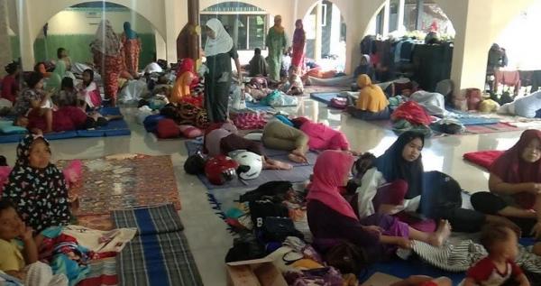 Ratusan warga Kota Pekalongan mengungsi di musala akibat rumah mereka terendam banjir. (Foto: iNews/Suryono)