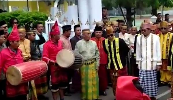 Prosesi adat mengawali prosesi lamaran putri kedua Bupati Jeneponto, Kamis (20/2/2020). (Foto: iNews/Sulaiman Nai)